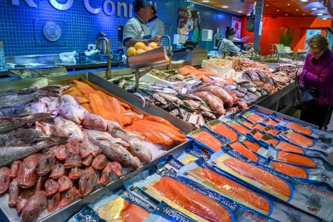 Seafood shop. The French for "seafood shop" is "poissonnerie". Seafood shop. The French for "seafood shop" is "poissonnerie".