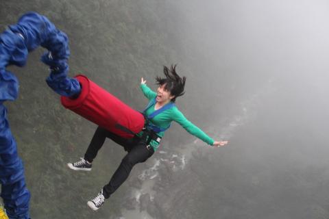 Bungee jump. The Thai for "bungee jump" is "บันจี้จัมพ์". Bungee jump. The Thai for "bungee jump" is "บันจี้จัมพ์".