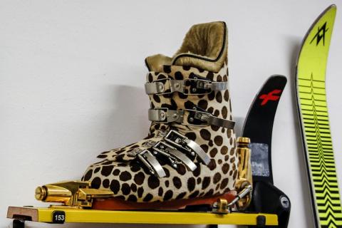 Ski boots. The Thai for "ski boots" is "รองเท้าสกี". Ski boots. The Thai for "ski boots" is "รองเท้าสกี".