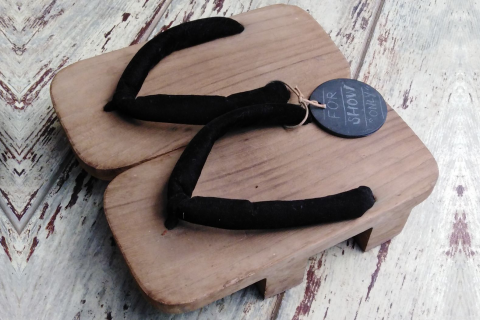 Wooden sandals. The Thai for "wooden sandals" is "เกี๊ยะ". Wooden sandals. The Thai for "wooden sandals" is "เกี๊ยะ".