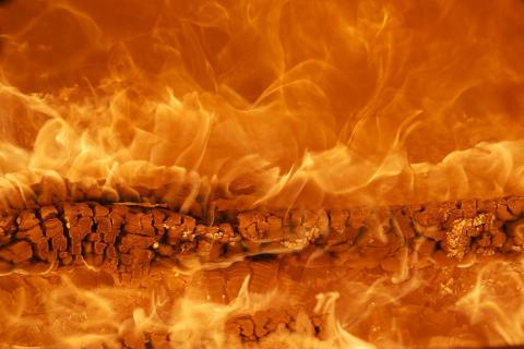 To burn; to roast. The Thai for "to burn; to roast" is "เผา". To burn; to roast. The Thai for "to burn; to roast" is "เผา".