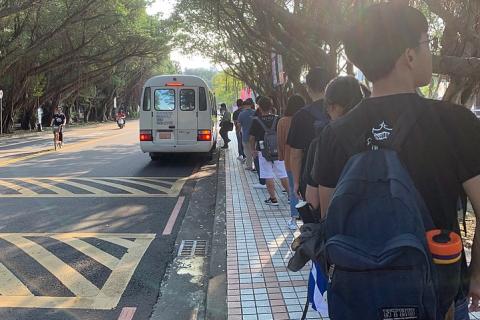 Queue. The Thai for "queue" is "คิว".