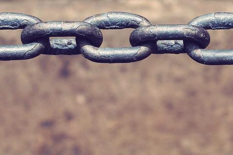 Chain. The Thai for "chain" is "โซ่".