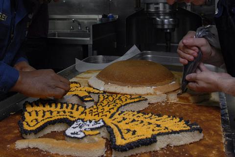 To decorate a cake. The Thai for "to decorate a cake" is "แต่งหน้าเค้ก". To decorate a cake. The Thai for "to decorate a cake" is "แต่งหน้าเค้ก".