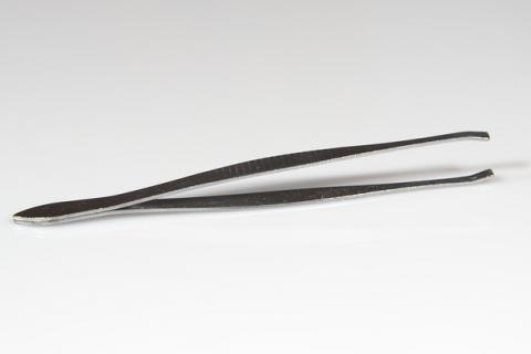 Tweezers. The Thai for "tweezers" is "แหนบ". Tweezers. The Thai for "tweezers" is "แหนบ".