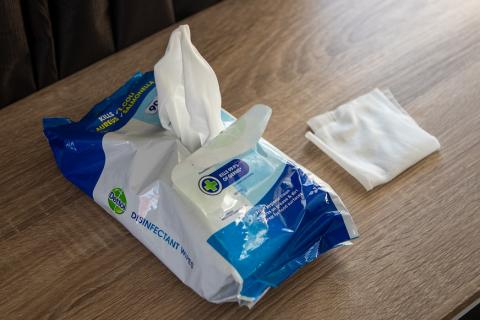 Wet wipes. The Thai for "wet wipes" is "ทิชชู่เปียก".