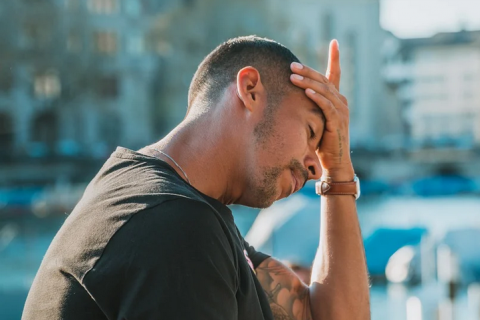 Stressed. The Thai for "stressed" is "เครียด".
