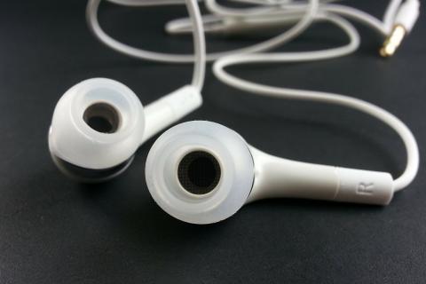 Earpiece; earphone; headphones. The Thai for "earpiece; earphone; headphones" is "หูฟัง". Earpiece; earphone; headphones. The Thai for "earpiece; earphone; headphones" is "หูฟัง".