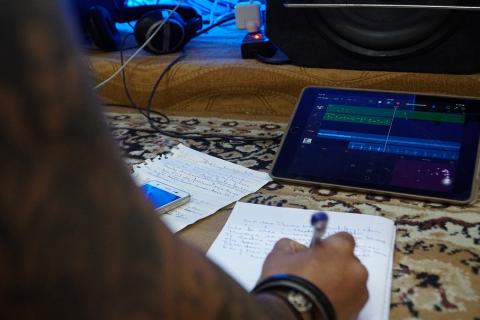 To write a song or music. The Thai for "to write a song or music" is "แต่งเพลง". To write a song or music. The Thai for "to write a song or music" is "แต่งเพลง".