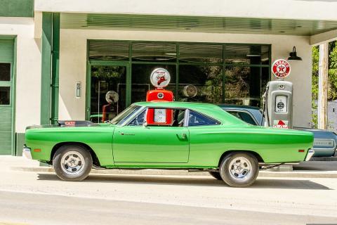 A petrol car. The Thai for "a petrol car" is "รถน้ำมัน". A petrol car. The Thai for "a petrol car" is "รถน้ำมัน".