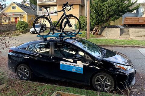 A car and a bicycle. The Thai for "a car and a bicycle" is "รถยนต์และรถจักรยาน".