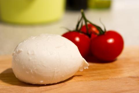 Cheese and tomato. The Thai for "cheese and tomato" is "ชีสและมะเขือเทศ". Cheese and tomato. The Thai for "cheese and tomato" is "ชีสและมะเขือเทศ".
