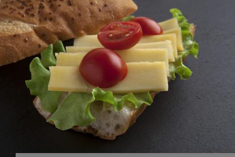 A cheese sandwich. The Thai for "a cheese sandwich" is "แซนด์วิชชีส".