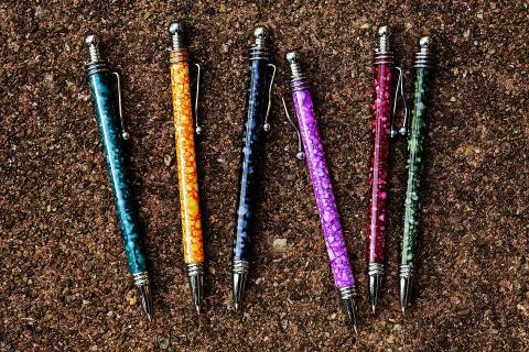 Six pens. The Thai for "six pens" is "ปากกาหกแท่ง". Six pens. The Thai for "six pens" is "ปากกาหกแท่ง".