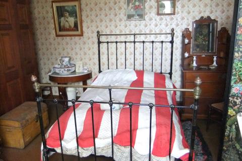 An iron bed. The Thai for "an iron bed" is "เตียงเหล็ก".