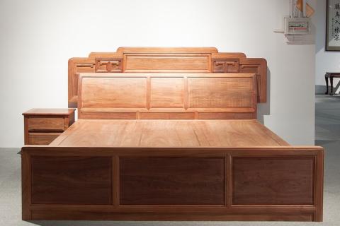 A wooden bed. The Thai for "a wooden bed" is "เตียงไม้". A wooden bed. The Thai for "a wooden bed" is "เตียงไม้".