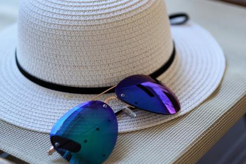 A hat and a pair of sunglasses. The Thai for "a hat and a pair of sunglasses" is "หมวกและแว่นกันแดด". A hat and a pair of sunglasses. The Thai for "a hat and a pair of sunglasses" is "หมวกและแว่นกันแดด".