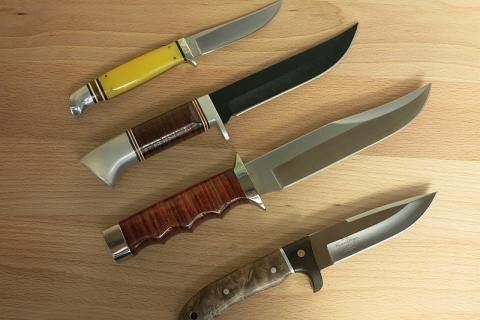 Four knives. The Thai for "four knives" is "มีดสี่เล่ม". Four knives. The Thai for "four knives" is "มีดสี่เล่ม".