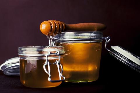 Two glass jars of honey. The Thai for "two glass jars of honey" is "น้ำผึ้งสองโหล". Two glass jars of honey. The Thai for "two glass jars of honey" is "น้ำผึ้งสองโหล".