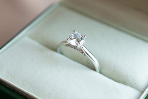 A diamond ring. The Thai for "a diamond ring" is "แหวนเพชรหนึ่งวง". A diamond ring. The Thai for "a diamond ring" is "แหวนเพชรหนึ่งวง".