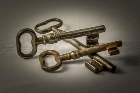 Three keys. The Thai for "three keys" is "กุญแจสามดอก". Three keys. The Thai for "three keys" is "กุญแจสามดอก".