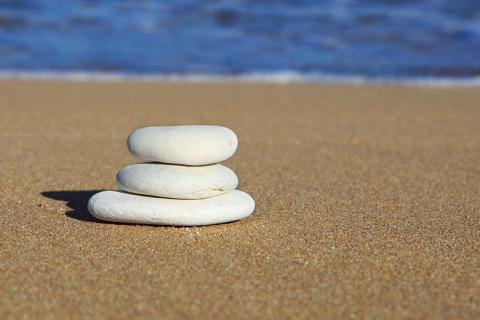 Three white stones. The Thai for "three white stones" is "หินสีขาวสามก้อน". Three white stones. The Thai for "three white stones" is "หินสีขาวสามก้อน".