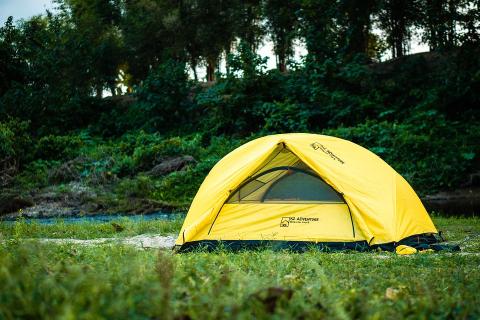 A yellow tent. The Thai for "a yellow tent" is "เตนท์สีเหลือง". A yellow tent. The Thai for "a yellow tent" is "เตนท์สีเหลือง".