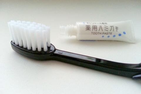 A tube of toothpaste and a toothbrush. The Thai for "a tube of toothpaste and a toothbrush" is "ยาสีฟันและแปรงสีฟัน". A tube of toothpaste and a toothbrush. The Thai for "a tube of toothpaste and a toothbrush" is "ยาสีฟันและแปรงสีฟัน".