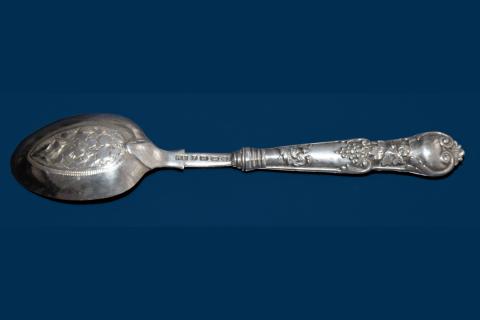 A silver spoon. The Thai for "a silver spoon" is "ช้อนเงิน". A silver spoon. The Thai for "a silver spoon" is "ช้อนเงิน".