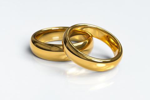 Two gold rings. The Thai for "two gold rings" is "แหวนทองสองวง". Two gold rings. The Thai for "two gold rings" is "แหวนทองสองวง".
