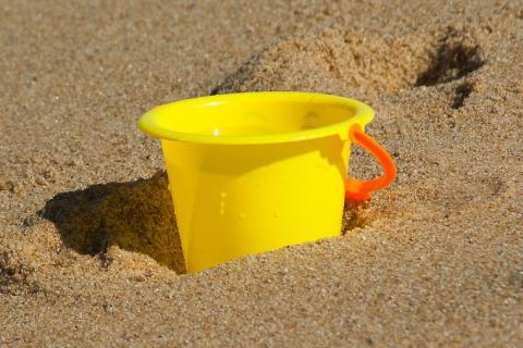 A yellow bucket. The Thai for "a yellow bucket" is "ถังน้ำสีเหลือง". A yellow bucket. The Thai for "a yellow bucket" is "ถังน้ำสีเหลือง".