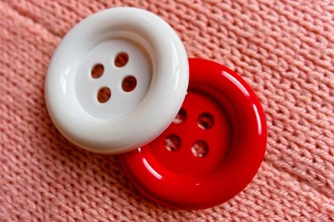 A red and a white button. The Thai for "a red and a white button" is "กระดุมสีแดงและสีขาว". A red and a white button. The Thai for "a red and a white button" is "กระดุมสีแดงและสีขาว".