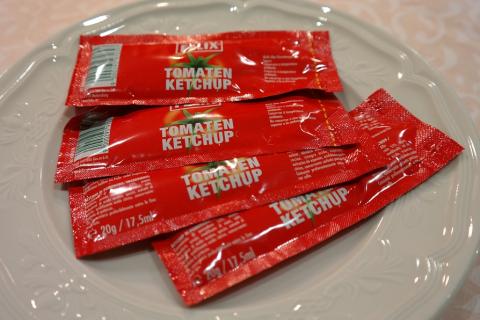 Four packets of ketchup. The Thai for "four packets of ketchup" is "ซอสมะเขือเทศสี่ซอง". Four packets of ketchup. The Thai for "four packets of ketchup" is "ซอสมะเขือเทศสี่ซอง".