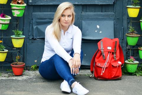 A woman and a red backpack. The Thai for "a woman and a red backpack" is "ผู้หญิงและเป้สีแดง". A woman and a red backpack. The Thai for "a woman and a red backpack" is "ผู้หญิงและเป้สีแดง".