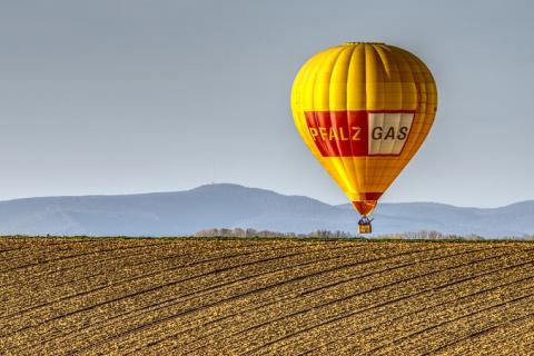 A yellow hot-air balloon. The Thai for "a yellow hot-air balloon" is "บอลลูนสีเหลือง". A yellow hot-air balloon. The Thai for "a yellow hot-air balloon" is "บอลลูนสีเหลือง".
