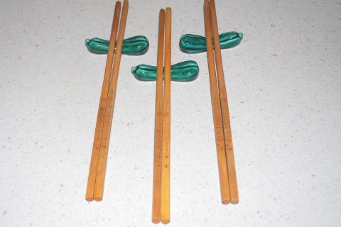 Three pairs of chopsticks. The Thai for "three pairs of chopsticks" is "ตะเกียบสามคู่". Three pairs of chopsticks. The Thai for "three pairs of chopsticks" is "ตะเกียบสามคู่".