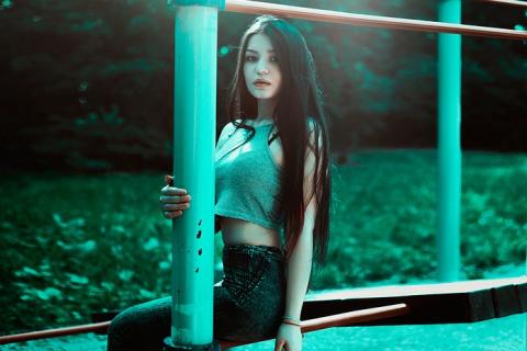A woman with long black hair. The Thai for "a woman with long black hair" is "ผู้หญิงผมยาวสีดำ".
