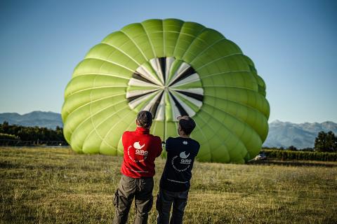 Two men and a green hot air balloon. The Thai for "two men and a green hot air balloon" is "ผู้ชายสองคนและบอลลูนสีเขียว". Two men and a green hot air balloon. The Thai for "two men and a green hot air balloon" is "ผู้ชายสองคนและบอลลูนสีเขียว".