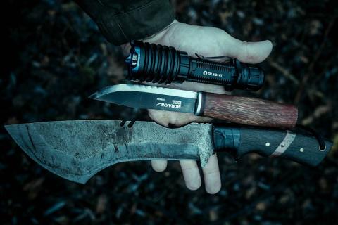 A flashlight and two knives. The Thai for "a flashlight and two knives" is "ไฟฉายและมีดสองเล่ม". A flashlight and two knives. The Thai for "a flashlight and two knives" is "ไฟฉายและมีดสองเล่ม".