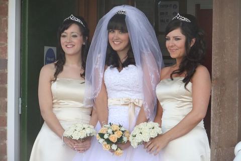 A bride and two bridesmaids. The Thai for "a bride and two bridesmaids" is "เจ้าสาวและเพื่อนเจ้าสาวสองคน". A bride and two bridesmaids. The Thai for "a bride and two bridesmaids" is "เจ้าสาวและเพื่อนเจ้าสาวสองคน".