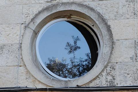A round window. The Thai for "a round window" is "หน้าต่างกลม". A round window. The Thai for "a round window" is "หน้าต่างกลม".
