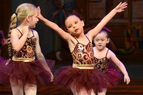 Three child dancers. The Thai for "three child dancers" is "นักเต้นเด็กสามคน". Three child dancers. The Thai for "three child dancers" is "นักเต้นเด็กสามคน".