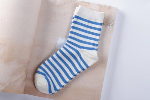 A pair of white and blue striped socks. The Thai for "a pair of white and blue striped socks" is "ถุงเท้าลายขาวน้ำเงินหนึ่งคู่". A pair of white and blue striped socks. The Thai for "a pair of white and blue striped socks" is "ถุงเท้าลายขาวน้ำเงินหนึ่งคู่".
