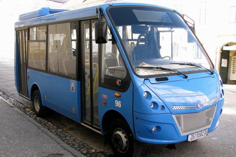 A blue minibus. The Thai for "a blue minibus" is "รถตู้สีน้ำเงิน". A blue minibus. The Thai for "a blue minibus" is "รถตู้สีน้ำเงิน".
