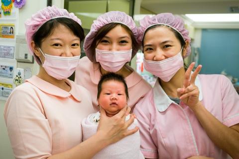 A baby and three nurses. The Thai for "a baby and three nurses" is "เด็กทารกและพยาบาลสามคน". A baby and three nurses. The Thai for "a baby and three nurses" is "เด็กทารกและพยาบาลสามคน".