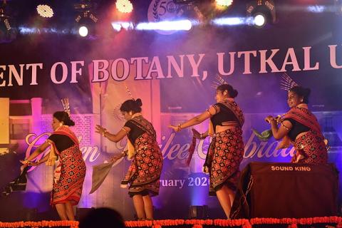 Four dancers. The Thai for "four dancers" is "นักเต้นสี่คน". Four dancers. The Thai for "four dancers" is "นักเต้นสี่คน".