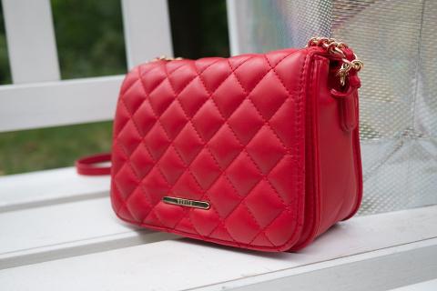 A red handbag. The Thai for "a red handbag" is "กระเป๋าถือสีแดง". A red handbag. The Thai for "a red handbag" is "กระเป๋าถือสีแดง".