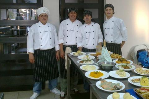 Four chefs. The Thai for "four chefs" is "พ่อครัวสี่คน". Four chefs. The Thai for "four chefs" is "พ่อครัวสี่คน".