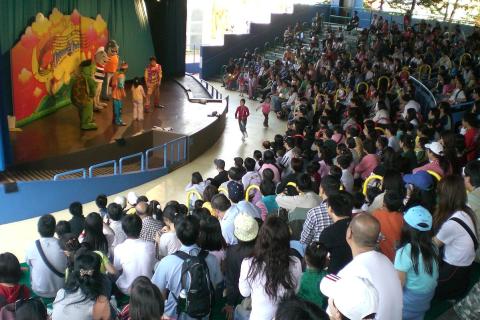 Actors and an audience. The Thai for "actors and an audience" is "นักแสดงและผู้ชม". Actors and an audience. The Thai for "actors and an audience" is "นักแสดงและผู้ชม".