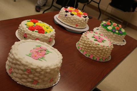 Five cakes. The Thai for "five cakes" is "เค้กห้าก้อน". Five cakes. The Thai for "five cakes" is "เค้กห้าก้อน".